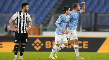 Pemain Lazio Ciro Immobile (kanan) melakukan selebrasi usai mencetak gol ke gawang Udinese pada pertandingan sepak bola Coppa Italia di Olympic Stadium, Roma, Italia, 18 Januari 2021. Lazio menang dengan skor 1-0. (AP Photo/Andrew Medichini)