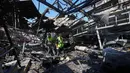Petugas penyelamat memeriksa kerusakan area parkir Rumah Sakit Jabal Amel, menyusul serangan udara Israel pada Senin (1/6) yang menghantam gedung di dekatnya, di kota pelabuhan selatan Tyre, Lebanon, Selasa 2 Juni 2026. (AP Photo/Mohammed Zaatari)