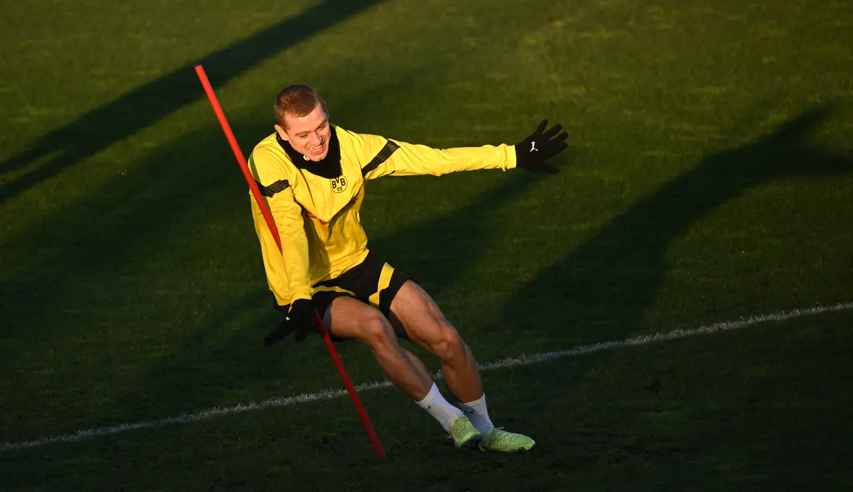 Bek Borussia Dortmund Julian Ryerson ambil bagian sesi latihan jelang menghadapi Chelsea pada pada leg pertama babak 16 besar Liga Champions 2022/2023, di Dortmund, Jerman, Selasa (14/2/2023). Pertandingan ini tercatat sebagai pertemuan pertama kedua tim di Liga Champions. (Ina FASSBENDER / AFP )