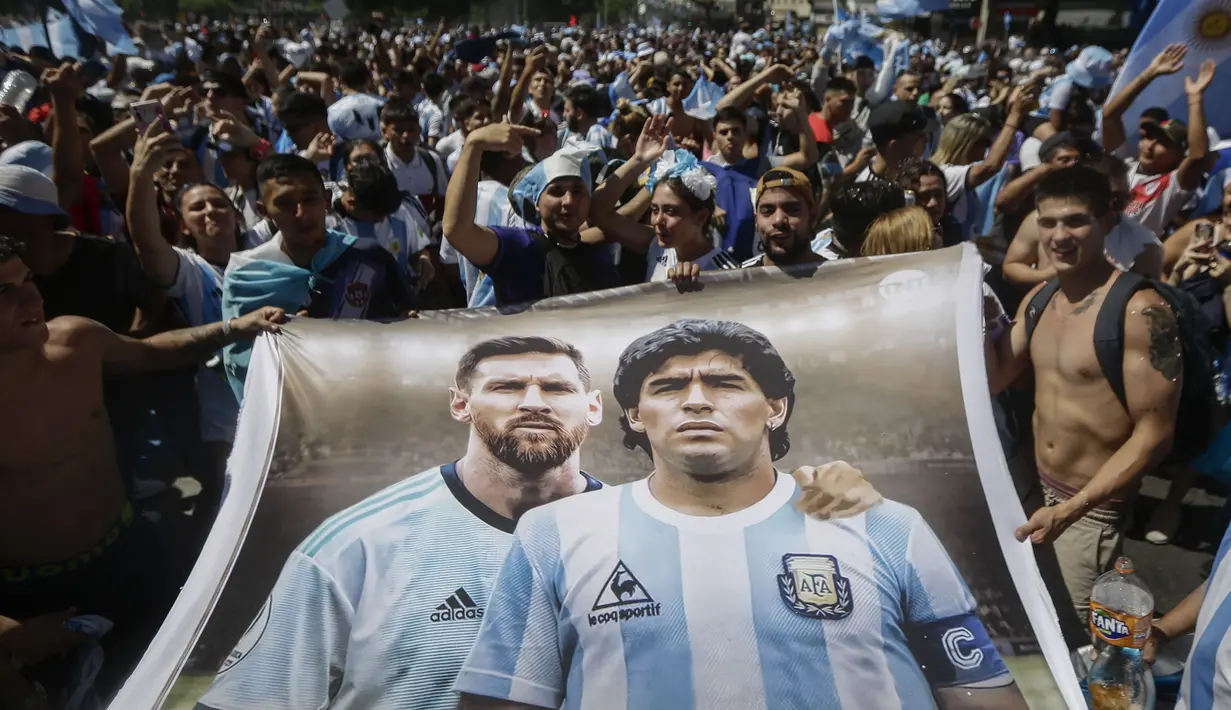 Lionel Messi pun kini sah mensejajarkan dirinya dengan duo legenda Argentina, Diego Maradona dan Mario Kempes, yang masing-masing jadi inspirator kemenangan Albiceleste di Piala Dunia 1986 dan 1978. (AFP/Emiliano Lasalvia)