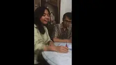 Bincang-bincang reporter Liputan6 SCTV bersama perajin kaca untuk souvenir pernikahan Kahiyang dan Bobby.