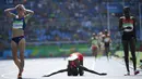  Ekspresi pelari putri Bahrain, Ruth Jebet (tengah), setelah  memenangi nomor lari halang rintang 3000m putri Olimpiade Rio 2016 di Olympic Stadium, Rio de Janeiro, Brasil, (15/8/2016). (AFP/Olivier Morin)