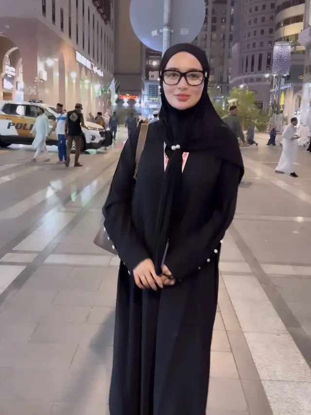 Tampilan Wika Salim saat Umrah. [@wikasalim]
