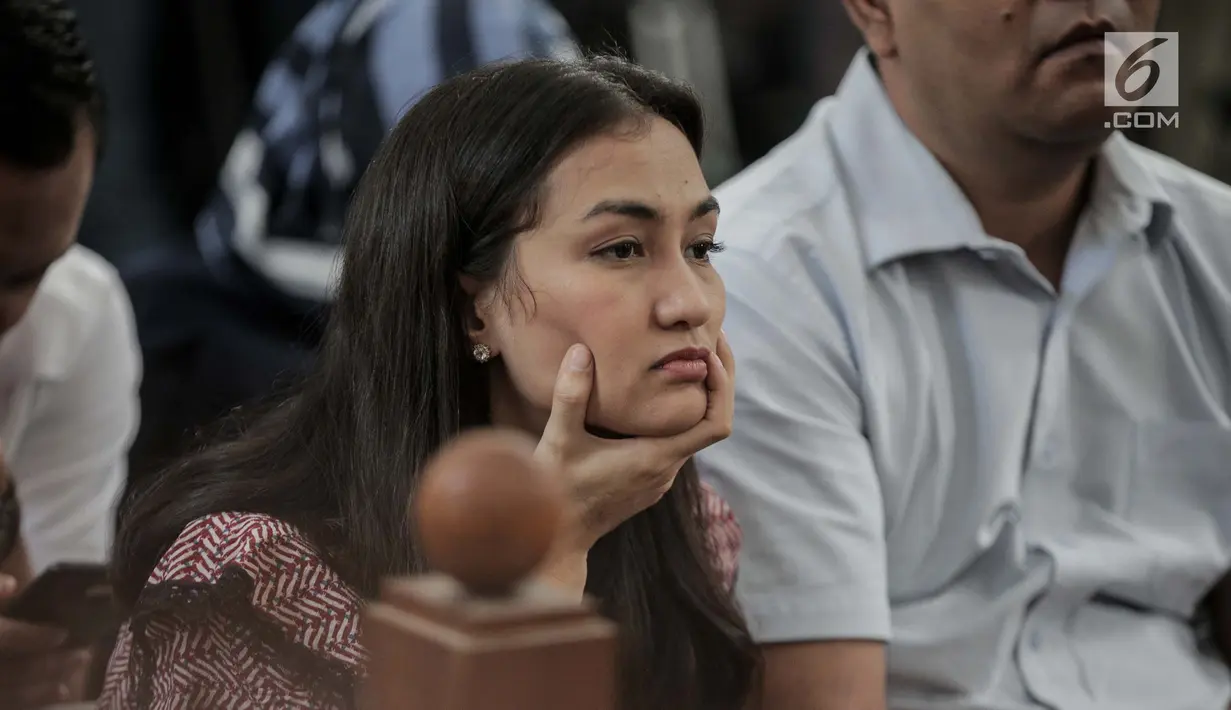 Ekspresi Atiqah Hasiholan saat menghadiri sidang putusan kasus dugaan penyebaran berita bohong atau hoaks dengan terdakwa Ratna Sarumpaet di PN Jakarta Selatan, Kamis (11/7/2019). Sesekali, matanya menatap sang ibunda yang duduk di muka majelis hakim. (Liputan6.com/Faizal Fanani)