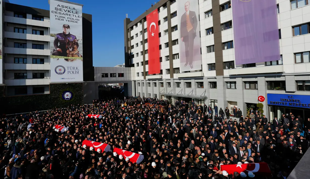 Ratusan orang mengikuti upacara pemakaman anggota Polisi yang tewas dalam ledakan bom di Istanbul, Turki (11/12). Ledakan tersebut menyebabkan 29 orang tewas, dan melukai 166 orang lainnya. (Reuters/Murad Sezer)