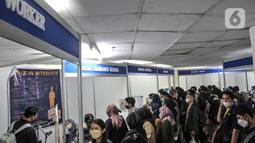 Calon pelamar kerja memadati booth perusahaan saat Jakarta Job Fair 2022 di ITC Cempaka Mas, Jakarta Pusat, Selasa (13/9/2022). Job fair ini menyediakan sekitar 20 ribu lowongan kerja. (merdeka.com/Iqbal S. Nugroho)