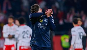 Pemain Real Madrid, Federico Valverde, menutup wajahnya lantaran kecewa setelah bermain imbang 1-1 ketika menghadapi tuan rumah Girona pada laga lanjutan La Liga 2025/2026 di Montilivi, Senin (1/12/2025) dini hari WIB. (AP Photo/Joan Monfort)