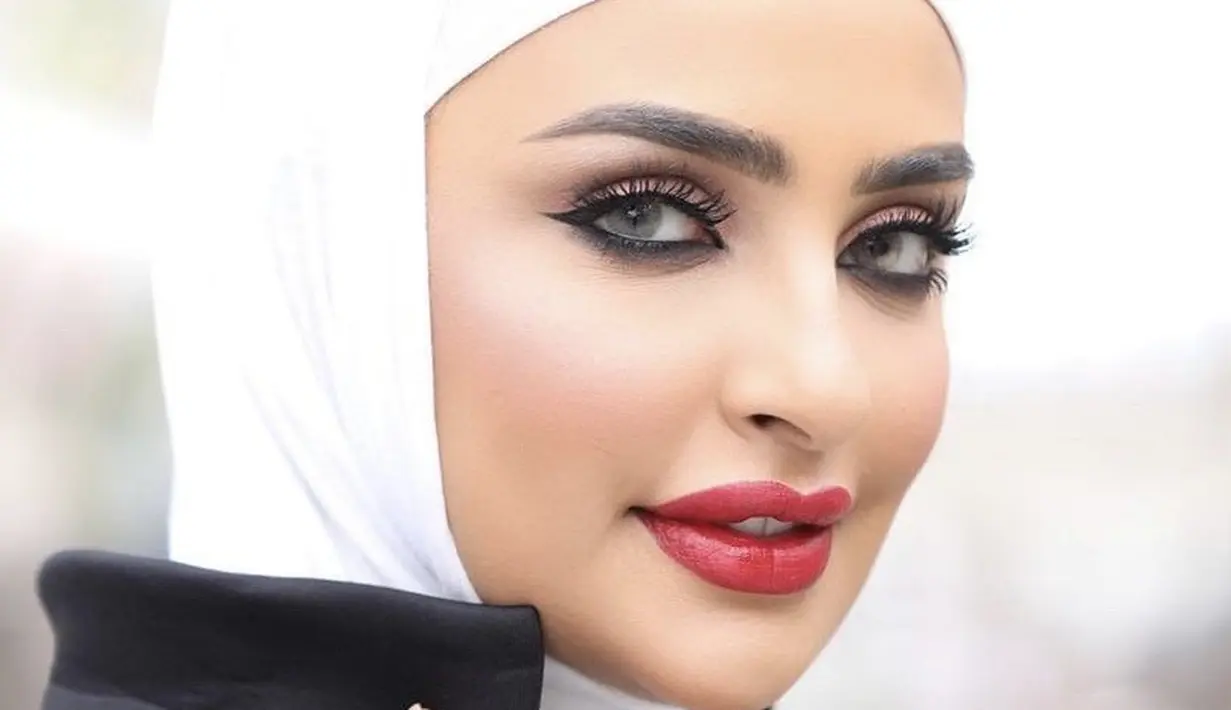 Bold makeup menjadi ciri khas makeup timur tengah. Riasan ini fokus terhadap riasan mata dengan lipstik yang cukup cerah.  (Instagram @sondos_aq)