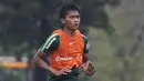 Pemain Timnas Indonesia U-22, Jayus Hariono, melakukan pemanasan saat latihan di Lapangan ABC, Jakarta, Senin (14/1). Latihan ini merupakan persiapan jelang Piala AFF U-22. (Bola.com/Vitalis Yogi Trisna)