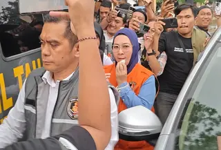 Mantan Bupati Gowa, Sitti Husniah Talenrang, resmi ditahan penyidik Korps Pemberantasan Tindak Pidana Korupsi (Kortas Tipidkor) Polri terkait kasus dugaan pemerasan dan/atau gratifikasi serta TPPU. (Liputan6.com/Fauzan)
