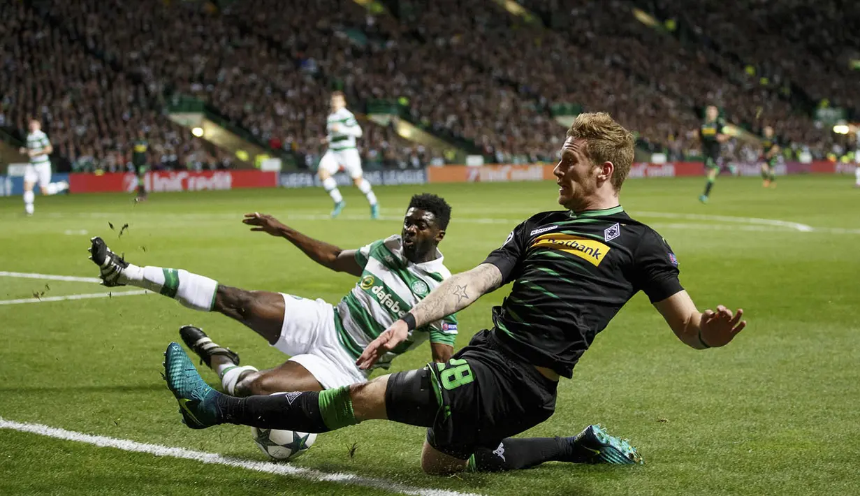 Foto Olahraga Terbaik - Bek Celtic, Kolo Toure, menahan laju gelandang Moenchengladbach, Andre Hanh, pada laga Liga Champions di Glasgow, Skotlandia, Rabu (19/10/2016). (EPA/Robert Perry)
