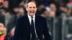 Pelatih Juventus, Massimiliano Allegri, berteriak saat memberikan arahan kepada anak asuhnya melawan Udinese pada laga lanjutan pekan ke-24 Serie A di Allianz Stadium, Selasa (13/2/2024). Massimiliano Allegri tak mampu menutupi kekecewaan setelah anak asuhnya dipermalukan Udinese. (AFP/Marco Bertorello)