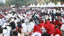 Massa pendukung paslon nomor urut 01 menggelar nonton bareng Konser Putih Bersatu di luar Stadion GBK, Jakarta, Sabtu (13/4). Tingginya antusiasme warga menghadiri kampanye akbar Jokowi-Ma'ruf Amin membuat SUGBK penuh hingga warga terpaksa menonton dari luar stadion. (Liputan6.com/Immanuel Antonius)