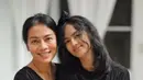 Dee, mengenakan pakaian warna senada dengan sang putri di hari kelahirannya beberapa hari lalu. (Foto: Instagram/@deelestari)