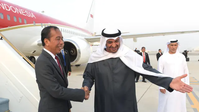 Presiden Joko Widodo (Jokowi) tiba di Bandara Internasional Zayed, Abu Dhabi, Uni Emirat Arab (UEA) pada Selasa, 16 Juli 2024 sekitar pukul 18.30 waktu setempat. Jokowi langsung disambut Presiden PEA Mohammed bin Zayed Al Nahyan (MBZ).