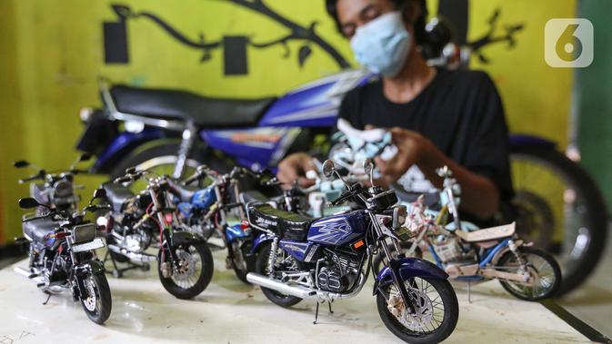 Deretan miniatur motor yang dipajang di Kampung Dukuh, Serua, Tangerang Selatan, Sabtu (17/10/2020). Miniatur motor dengan rasio 1:18 yang dikerjakan sendiri mampu memproduksi 1 buah dalam jangka waktu dua hari. (Liputan6.com/Fery Pradolo)