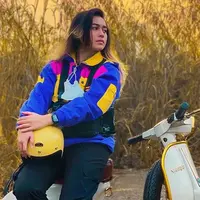 Totalitas mencintai dunia otomotif, Sintya kerap ikut melakukan sunmori dengan beberapa temannya. Gayanya pun mencuri perhatian lantaran mengenakan outfit santai namun terkesan tomboi. (Liputan6.com/IG/@sintyamarisca)