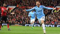 Gelandang Manchester City, Bernardo Silva, berselebrasi setelah mencetak gol ke gawang Manchester United dalam laga lanjutan Liga Inggris di Stadion Old Trafford, Rabu (24/4). Laga Man United vs Man City berakhir dengan kemenangan 2-0 untuk tim asuhan Josep Guardiola. (AP/Jon Super)