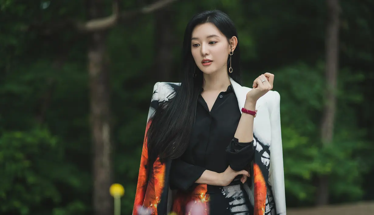 Diberkahi dengan kecantikan mewah dan kemampuan untuk membuat apa pun yang disentuhnya menjadi sukses, Hong Hae In adalah “ratu” yang tidak memiliki keharusan untuk tunduk pada siapa pun. (foto: tvN)