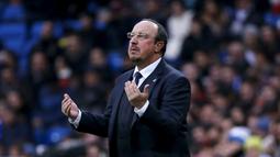 Pelatih Real Madrid, Rafael Benitez meberi instruksi kepada anak asuhnya pada Laga La Liga Spanyol di Stadion Santiago Bernabeu, Madrid, Rabu (30/12/2015). Madrid menang 3-1. (REUTERS/Juan Medina)