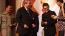 Bintang Film, Jet Li (dua dari kanan), Gubernur DKI Jakarta, Basuki Purnama (kanan), dan Menpora Imam Nahrawi terima batu akik pada Pembukaan Kejuaraan Dunia Wushu 2015 di JCC, Senayan, Jakarta, Jumat (13/11/2015) WIB. (Bola.com/Nicklas Hanoatubun). 