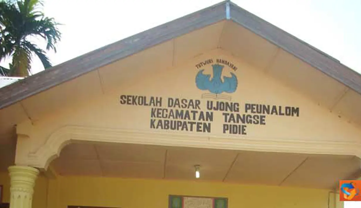 Citizen6, Aceh: OSIS dan para Guru di SMA Negeri 4 Kejuruan Muda Aceh Tamiang beserta donatur, melakukan aksi penggalangan dana untuk korban banjir bandang di SD Ujong Peunalom, Tangse, Pidie.(Pengirim: Ari Gunawan)