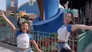 Jennifer Bachdim dan putrinya, Kiyomi Sue Bachdim pun kerap tampil stylish. Misalnya saja saat ke Disneyland, keduanya mengenakan t shirt crop top. @jenniferbachdim