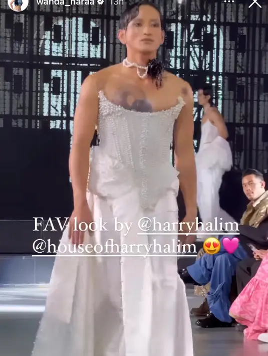 Korset tersebut dipadukan dengan celana flare yang menyapu lantai warna putih. [@wandahara]