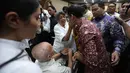 Mantan Menteri Pendidikan, Kebudayaan, Riset, dan Teknologi (Mendikbudristek), Nadiem Anwar Makarim (kanan), dipeluk keluarganya usai sidang pembacaan tuntutan di Pengadilan Tindak Pidana Korupsi Jakarta, Rabu 13 Mei 2026. (Kapanlagi.com/Budy Santoso)