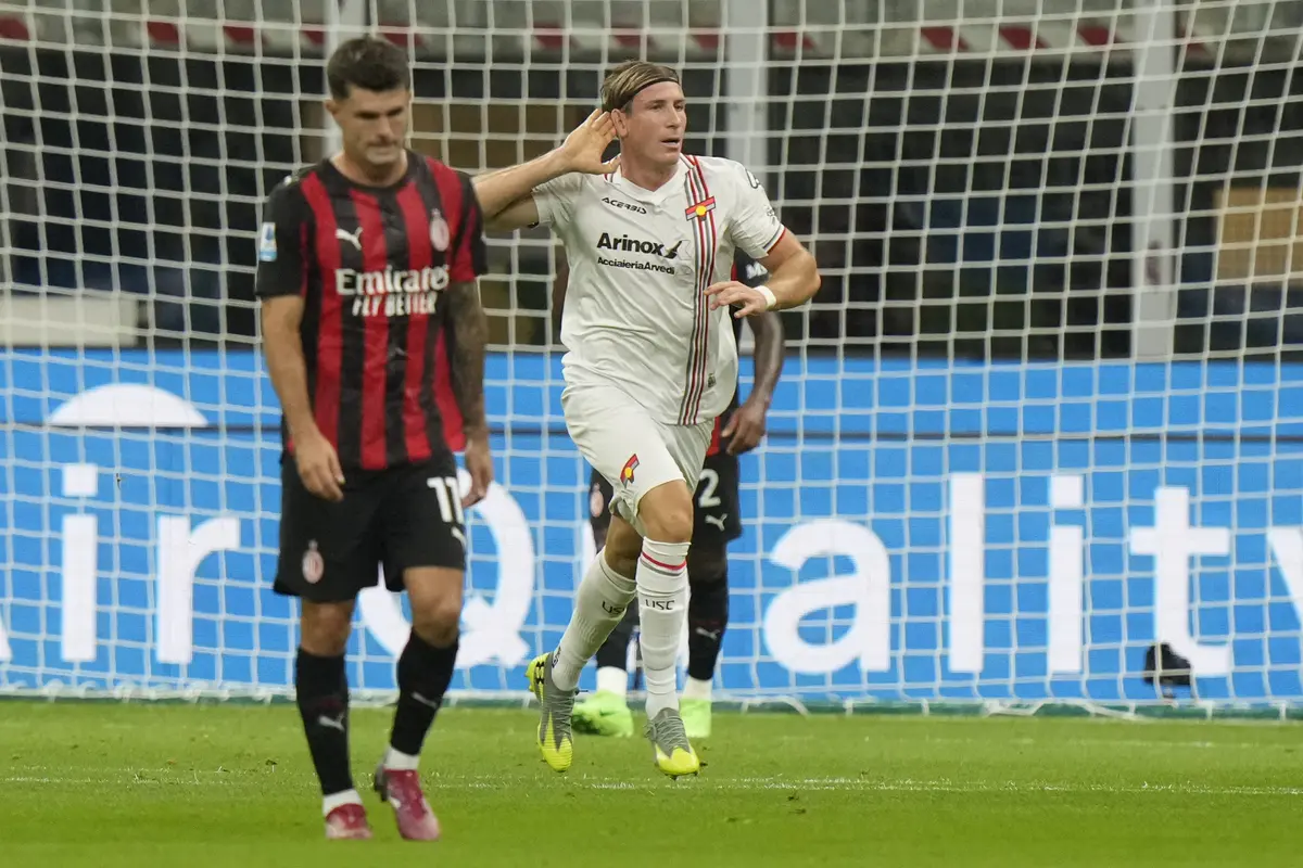 Federico Baschirotto melakukan selebrasi usai mencetak gol di laga AC Milan vs Cremonese di San Siro, Minggu (24/08/2025) dini hari WIB. (AP Photo/Luca Bruno).