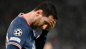 Sama seperti Neymar, Lionel Messi juga mendapatkan cemoohan itu akibat kekalahan PSG di babak 16 besar Liga Champions. Ditambah lagi La Pulga gagal mengeksekusi tendangan penalti yang membuat kekecewaan fans semakin memuncak. (AFP/Franck Fife)
