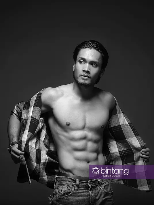 Randy Pangalila berencana menyalurkan hobinya surfing dan bermain skateboard saat menetap di Bali nanti bersama keluarga kecilnya. (Foto-foto eksklusif: Bambang E Ros, Stylist: Indah Wulansari, DI: Muhammad Iqbal Nurfajri/Bintang.com)