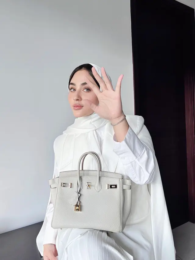 7 Pesona Margin Wieheerm yang Kini Tampil Berhijab Usai Umroh, Banjir Pujian