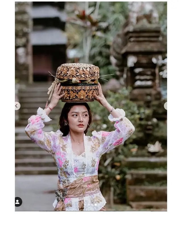 6 Potret Siti Badriah dan Suami Pakai Baju Adat Bali, Memesona