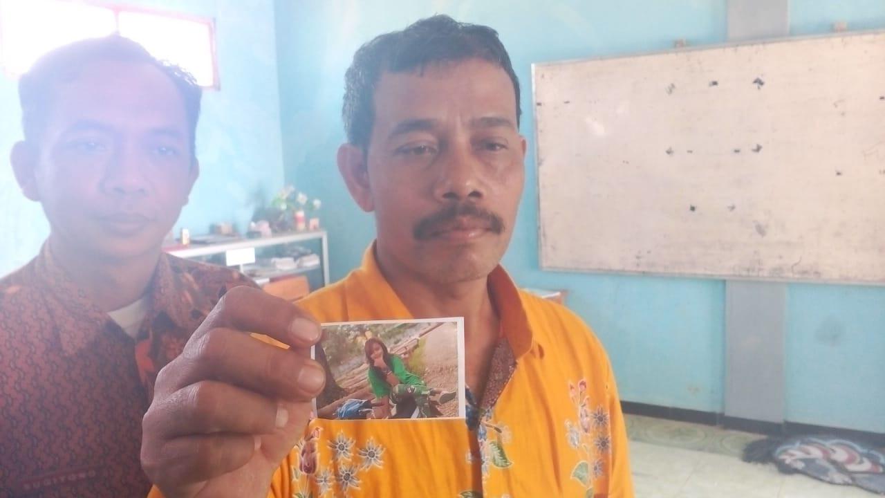 Sudiran, ayah Nira Damayanti (15), salah seorang anggota Paskibraka Kecamatan Jepon yang hilang sejak 17 Agustus 2019 kemarin. (Liputan6.com/Ahmad Adirin)