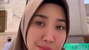 Selain makin terlihat cantik dan anggun, penampilan calon istri Muhammad Khairi ini sukses mencuri perhatian warganet. Tak sedikit netizen yang mendoakan Kiky Saputri agar segera mengenakan hijab. (Liputan6.com/IG/@kikysaputrii)