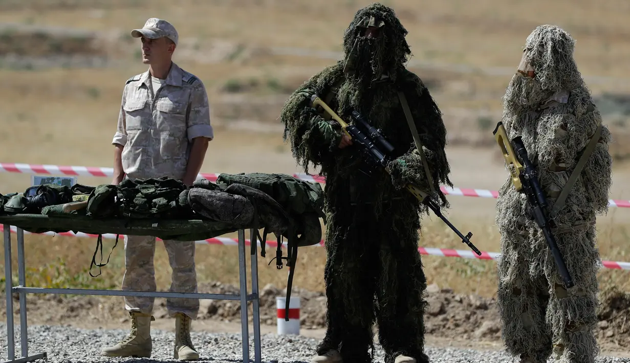Prajurit militer Rusia menunjukkan senjata selama latihan strategis dan latihan staf Center-2019 di lapangan tembak Lyaur, Tajikistan, Rabu (18/9/2019). Prajurit Rusia, Kazakhstan, Kirgistan, Tajikistan, Uzbekistan, India, Pakistan, dan China ikut serta dalam latihan ini. (AP Photo/Grits Sergei)