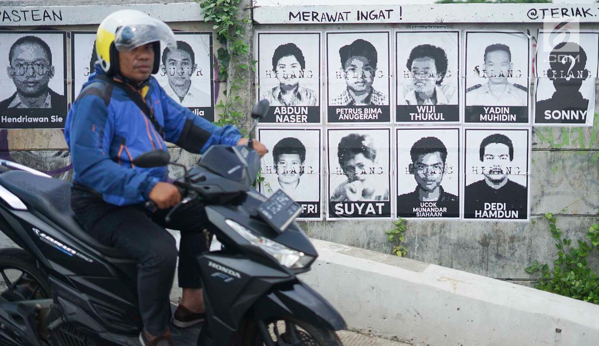 Pengendara sepeda motor melintas di depan poster 13 aktivis yang hilang di kawasan Beji, Depok, Jawa Barat, Selasa (18/6/2019). Poster tersebut mengingatkan masyarakat masih ada pekerjaan rumah pemerintah berupa pelanggaran HAM berat yang belum tuntas hingga kini. (Liputan6.com/Immanuel Antonius)