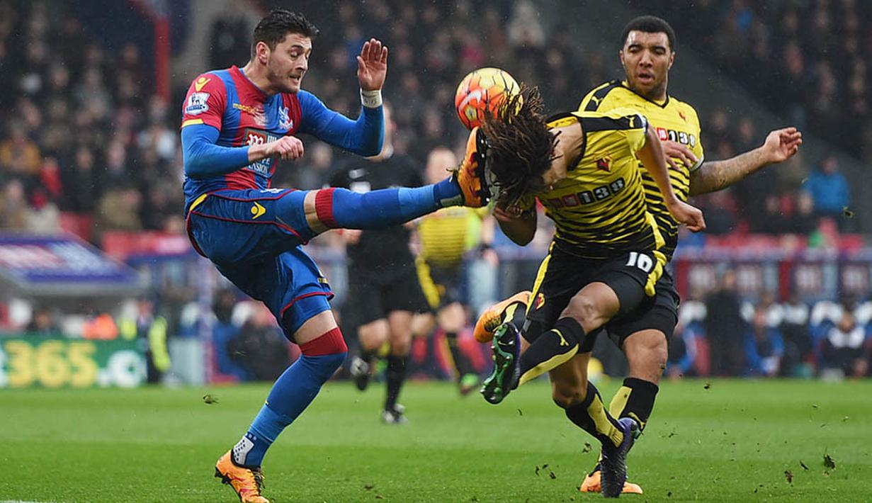 Kaki pemain Crystal Palace, Joel Ward, mengenai kepala bek Watford, Nathan Ake, pada laga Liga Inggris di Stadion Selhurst Park, Inggris, Sabtu (13/2/2016). Crystal Palace takluk 1-2 dari Watford. (Reuters/Alan Walter)