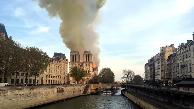 Katedral Notre Dame di Paris Terbakar