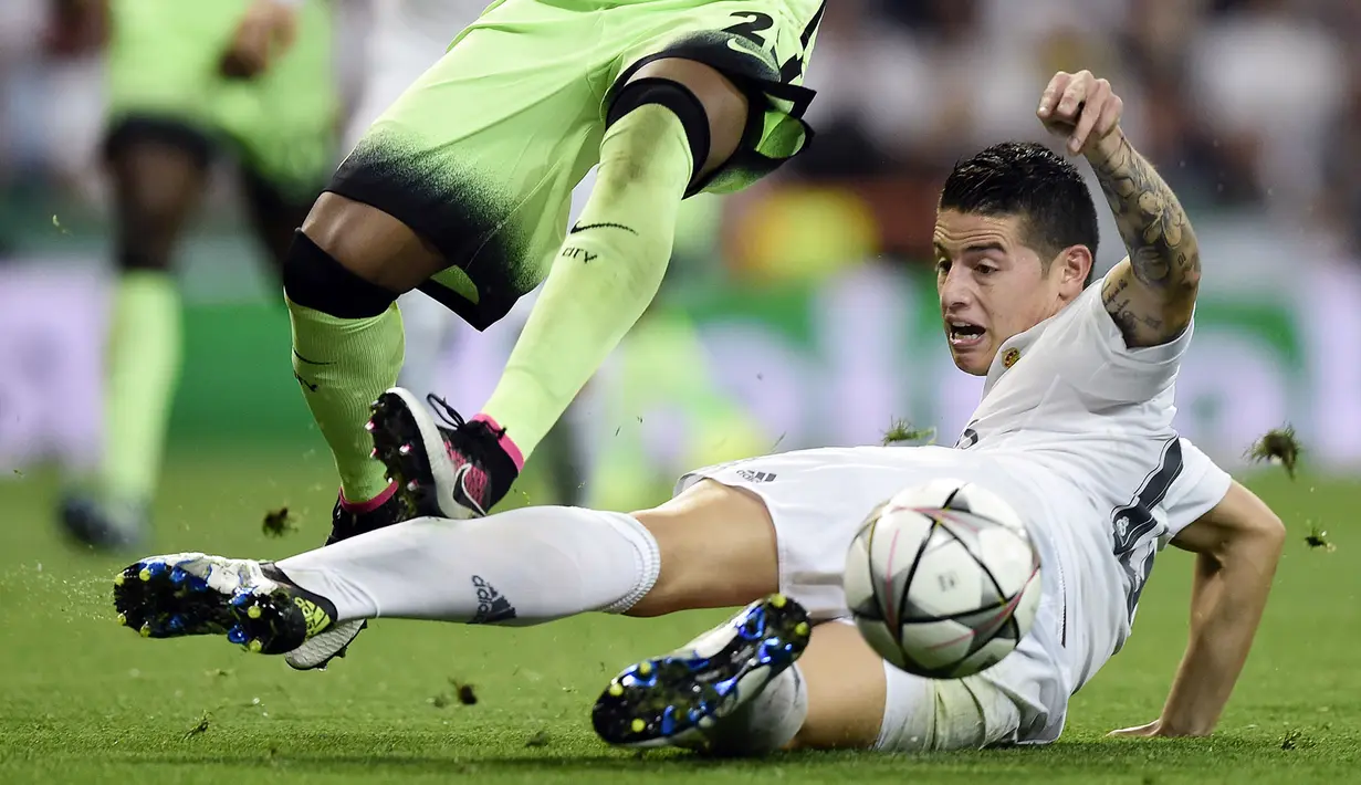 James Rodriguez (kanan) gelandang Real Madrid berusaha melakukan tekel pada Fernadinho asal Manchester City di Liga Champions 2016. (AFP/Javier Soriano)
