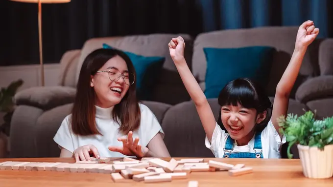 keluarga bahagia kakak dan adik bermain game