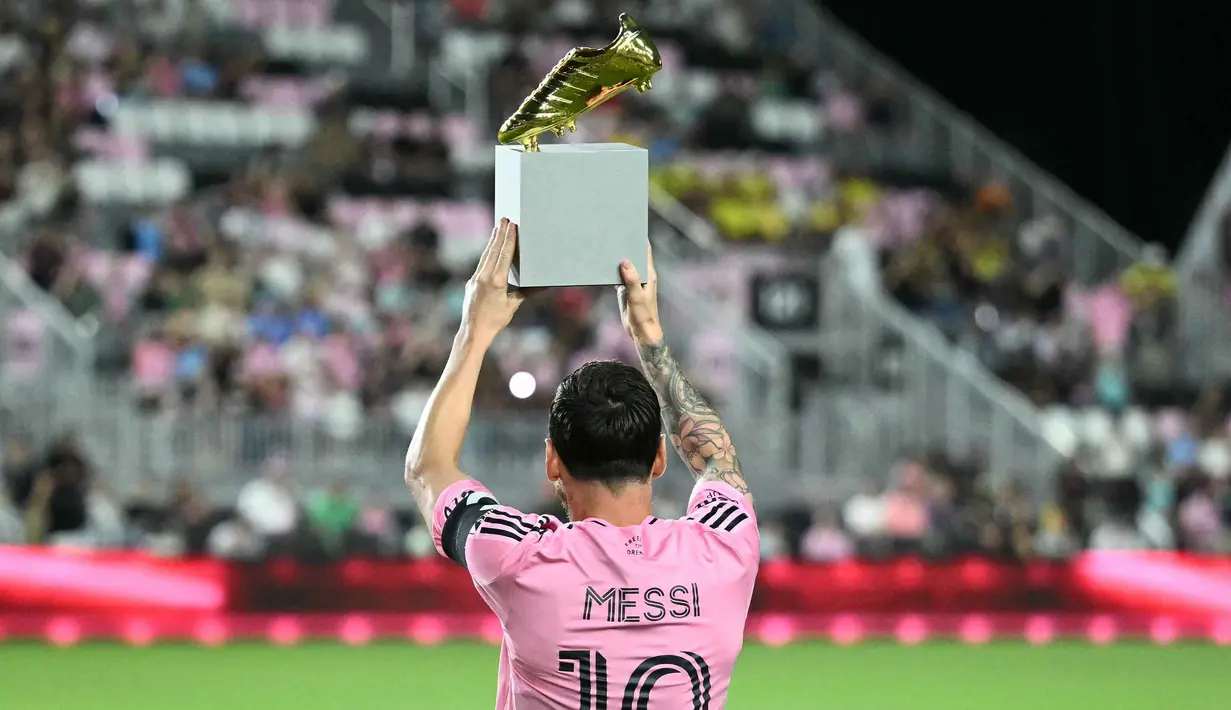 Penyerang Inter Miami asal Argentina, Lionel Messi, berpose dengan trofi MLS Golden Boot menjelang pertandingan playoff Major League Soccer (MLS) melawan Nashville SC di Chase Stadium, Fort Lauderdale, Florida, Amerika Serikat pada 24 Oktober 2025 waktu setempat atau Sabtu (25/10/2025) pagi WIB. (CHANDAN KHANNA/AFP)