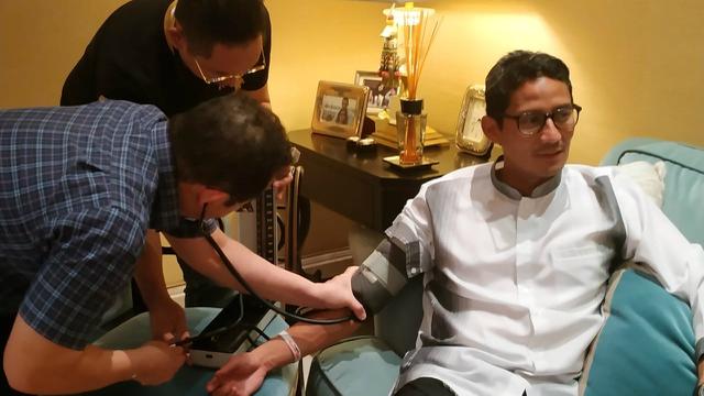 Cawapres nomor urut 02 Sandiaga Uno diperiksa dokter karena sakit.