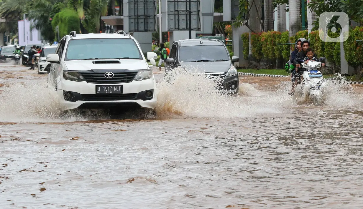 BPBD Jakarta juga mencatat genangan air melanda di 33 Rukun Tetangga (RT) dan 20 ruas jalan. (Liputan6.com/Herman Zakharia)
