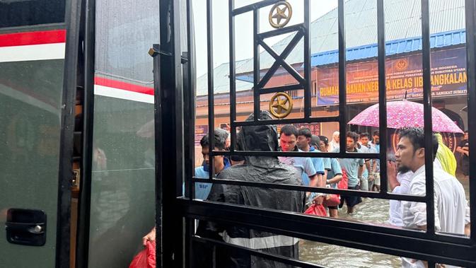 Detik-Detik Rutan Pangkalan Brandan Lumpuh Diterjang Banjir, Ratusan Napi Mengungsi dengan Tangan Diborgol