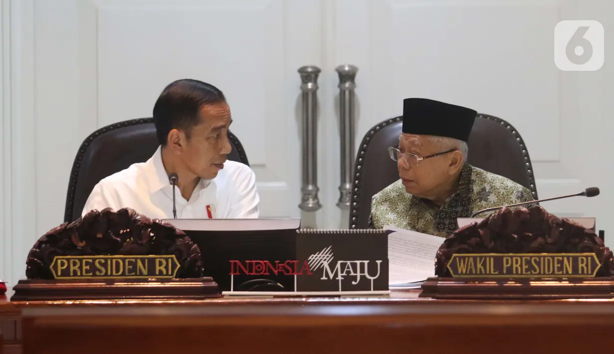 Presiden Joko Widodo berbincang dengan Wakil Presiden Ma'ruf Amin saat memimpin rapat terbatas di Kantor Presiden, Jakarta, Senin (9/12/2019). Ratas tersebut membahas pelaksanaan program kredit usaha rakyat tahun 2020. (Liputan6.com/Angga Yuniar)