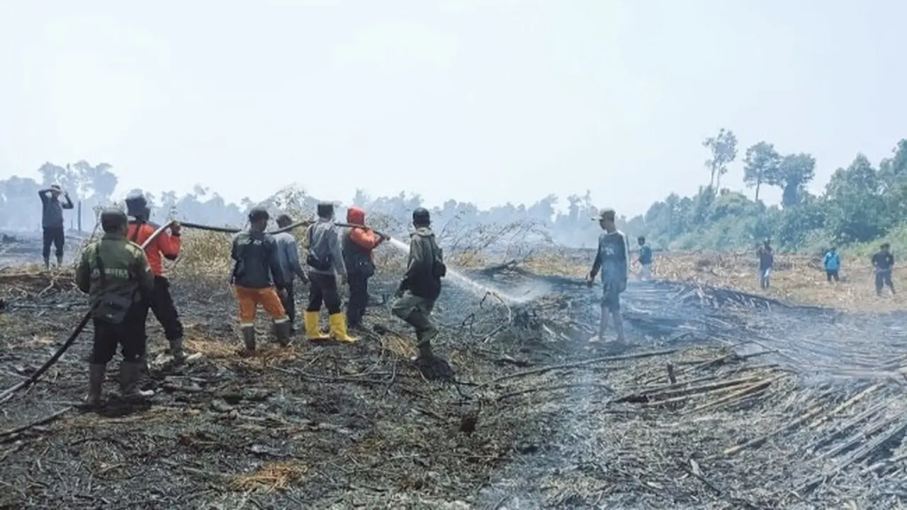Upaya pemadaman kebakaran lahan di Kabupaten Bengkalis, Riau.