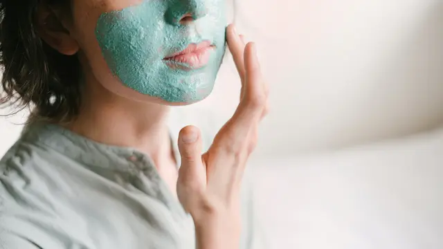 Tuntaskan Masalah Komedo dengan Masker Spirulina