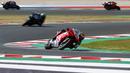 Pembalap Pramac Racing, Francesco Bagnaia, saat memimpin balapan MotoGP Emilia Romagna di Sirkuit Misano, Italia, Minggu (20/9/2020). Bagnaia yang sempat memimpin balapan gagal menjadi juara setelah terjatuh pada lap ke-21. (AP/Antonio Calanni)